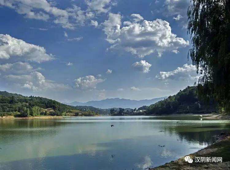 尤其是观音河水库,天,水,山,人浑然一体,岛屿散落水中,构成村中有水