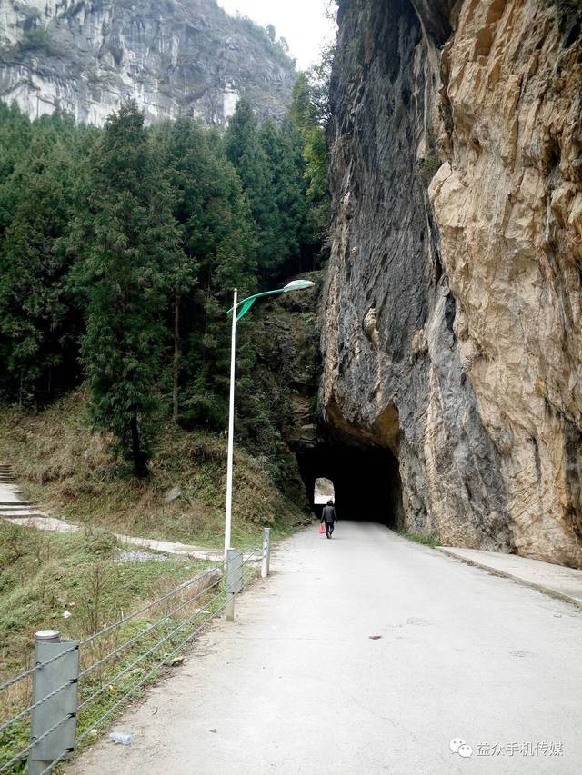 先简单介绍一下: 上坝乡地处重庆市云阳县最北端,东临奉节县,南靠