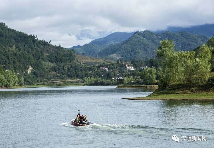 尤其是观音河水库,天,水,山,人浑然一体,岛屿散落水中,构成村中有水