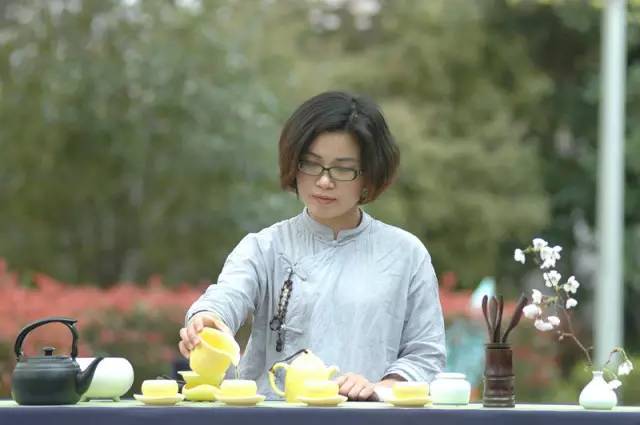 舞台西侧,旅游专业负责人单悦欣指挥着学生进行礼仪展示和中餐餐会