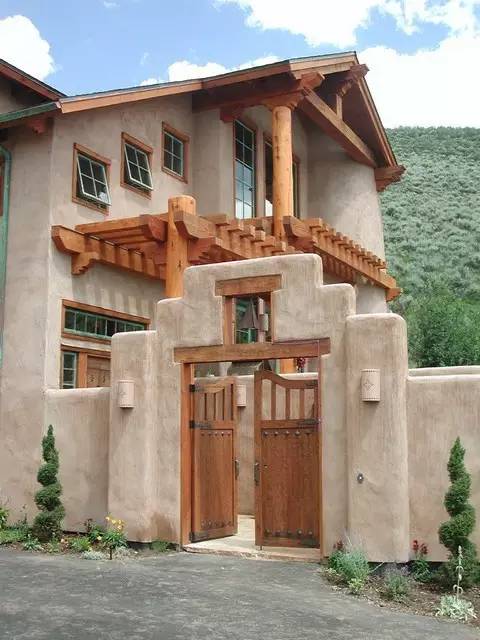 木制的大门比较亲切自然 铁艺的大门显得庄重危严 红砖砌成的大门却
