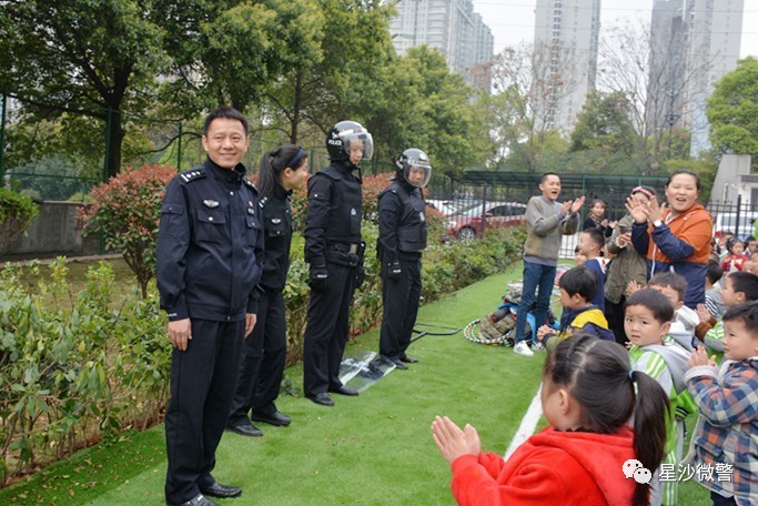 警察叔叔见状前来安慰,小朋友们都开心地为警察叔叔鼓掌.