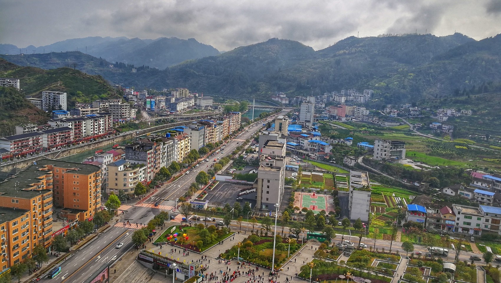 经网上查了查,方知宣恩县地处湖北省西南边陲,隶属恩施土家族苗族自治