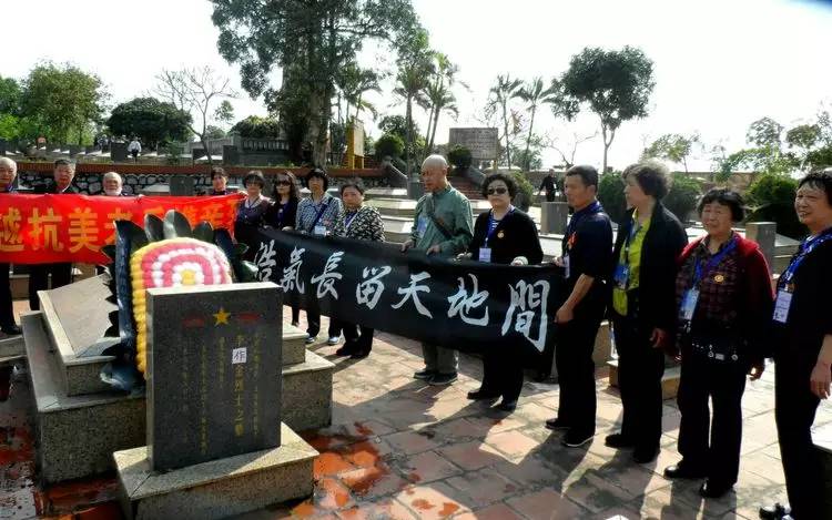 大家拉起祭幛缅怀英烈李作金曹祥全为牺牲的同班战友扫墓烈士亲属汪文