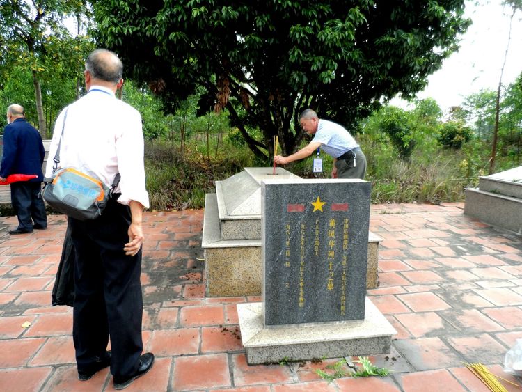 前合影留念嘉林烈士陵园主碑访问团成员到越南河内嘉林烈士陵园为长眠