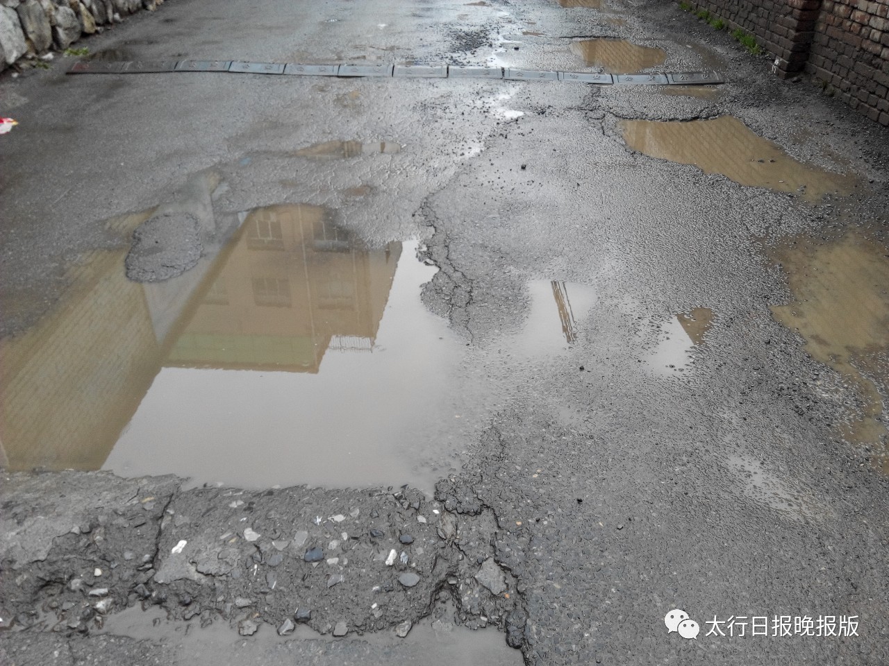 祥和巷该修修了!道路坑坑洼洼,给居民出行带来了很多不便