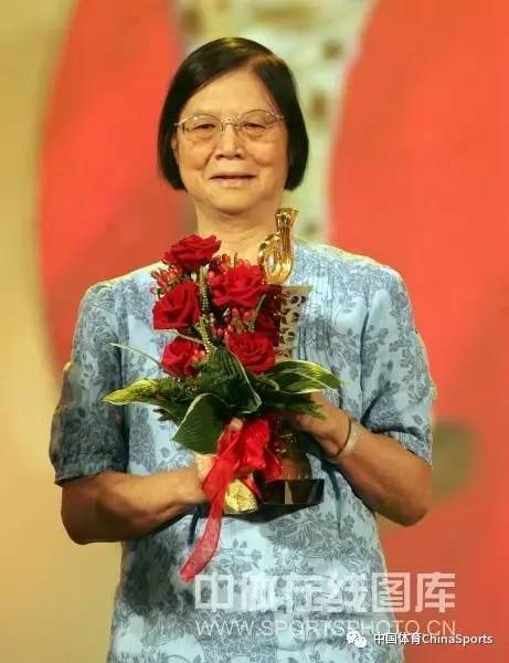 荣耀中国"共和国60年体坛影响力人物,容国团夫人黄秀珍代表领奖