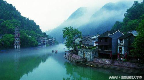 湖北省神龙架旅游区 湖北西部一片群峰耸立的高大山地,堪称"华中屋脊"