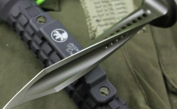 知识库 正文  1,匕首:带有刀柄,刀格和血 槽,刀尖角度小于60度的单刃