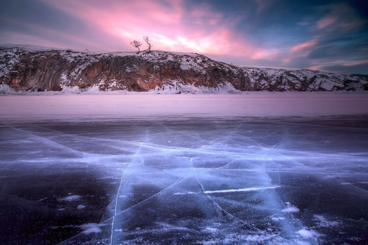 极北的西伯利亚 有一片蓝海 澄澈的湖面 如同一弯明月 嵌在苦寒之地