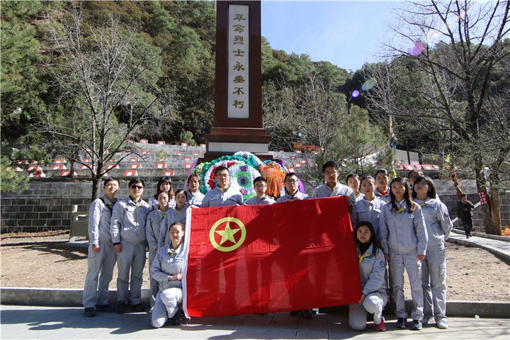 清明祭扫烈士陵园 雅砻江水电人缅怀革命先烈