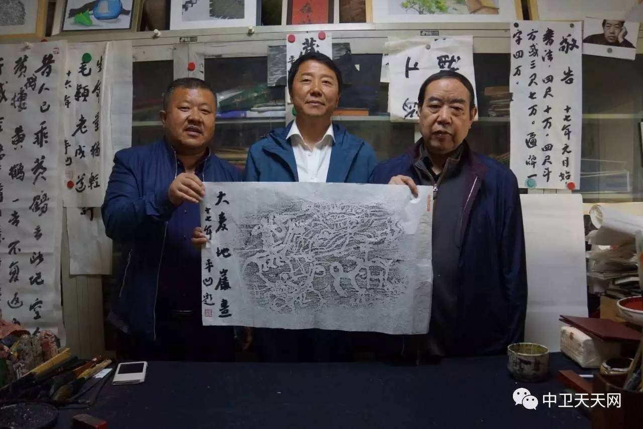 贾平凹和宁夏阳光大麦地文化创意园总经理李宗贤(中,副总经理郗茂荣