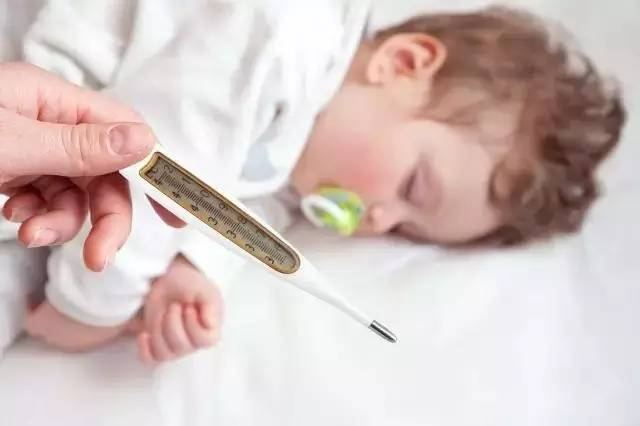 宝宝睡着了又发烧,真的不需要叫醒喂药吗?