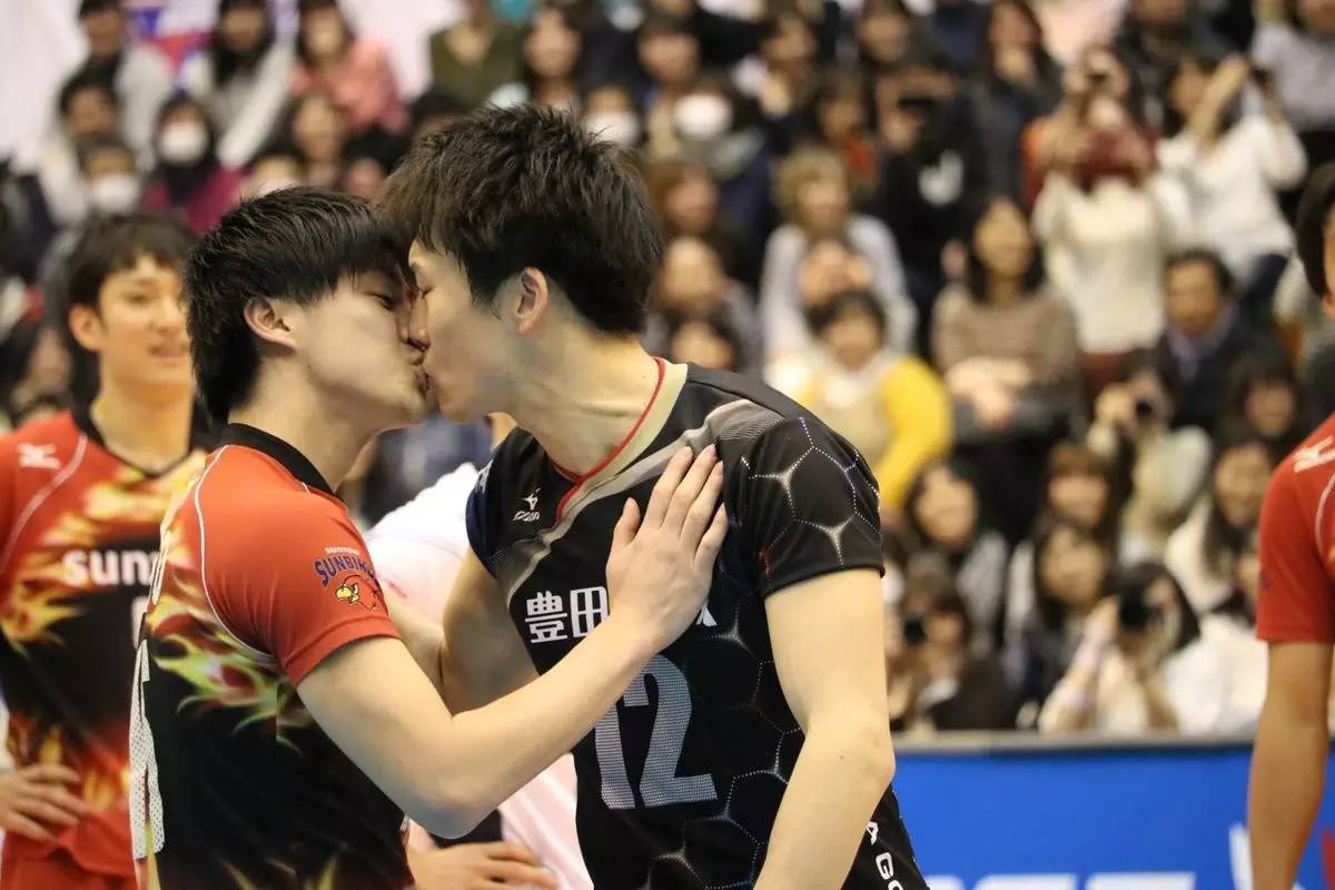 日本男排运动员在赛场上比着比着就亲了起来…全场观众都沸腾了