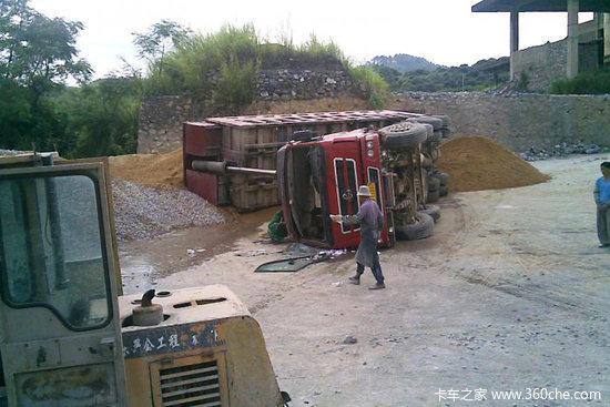 困扰老司机的首要问题：自卸车卸货如何避免翻车