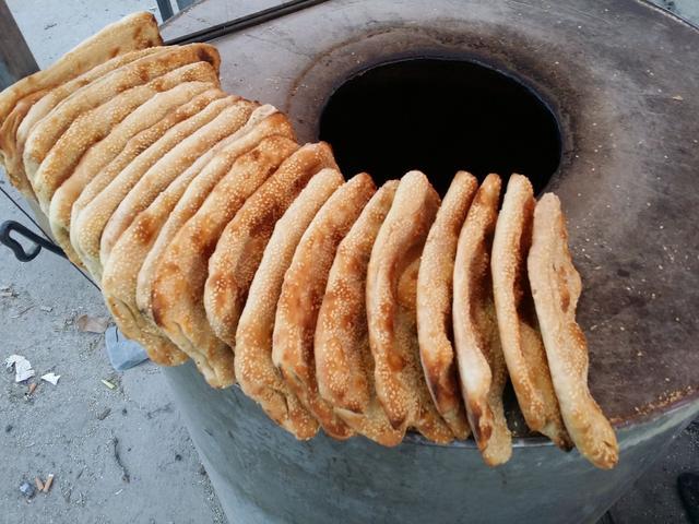 老板的烧饼就是用这种特色炉子烤出来的,做好的面饼往里面一贴,只要