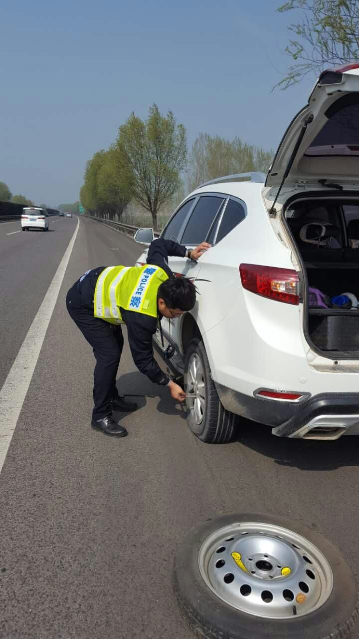 车子高速匝道追尾谁的责任_车子高速油耗_高速路上车子救援