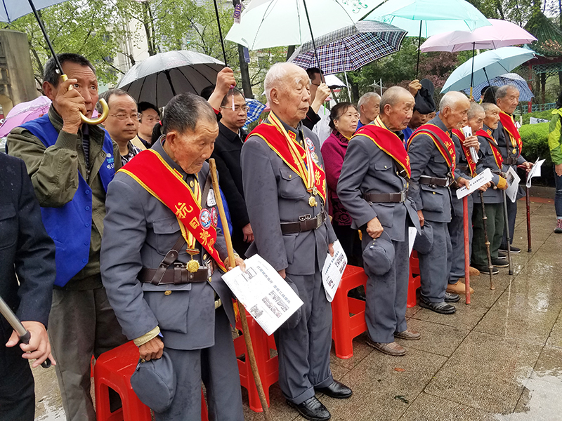 8名川籍南充抗战老兵湖南常德冒雨祭拜阵亡战士