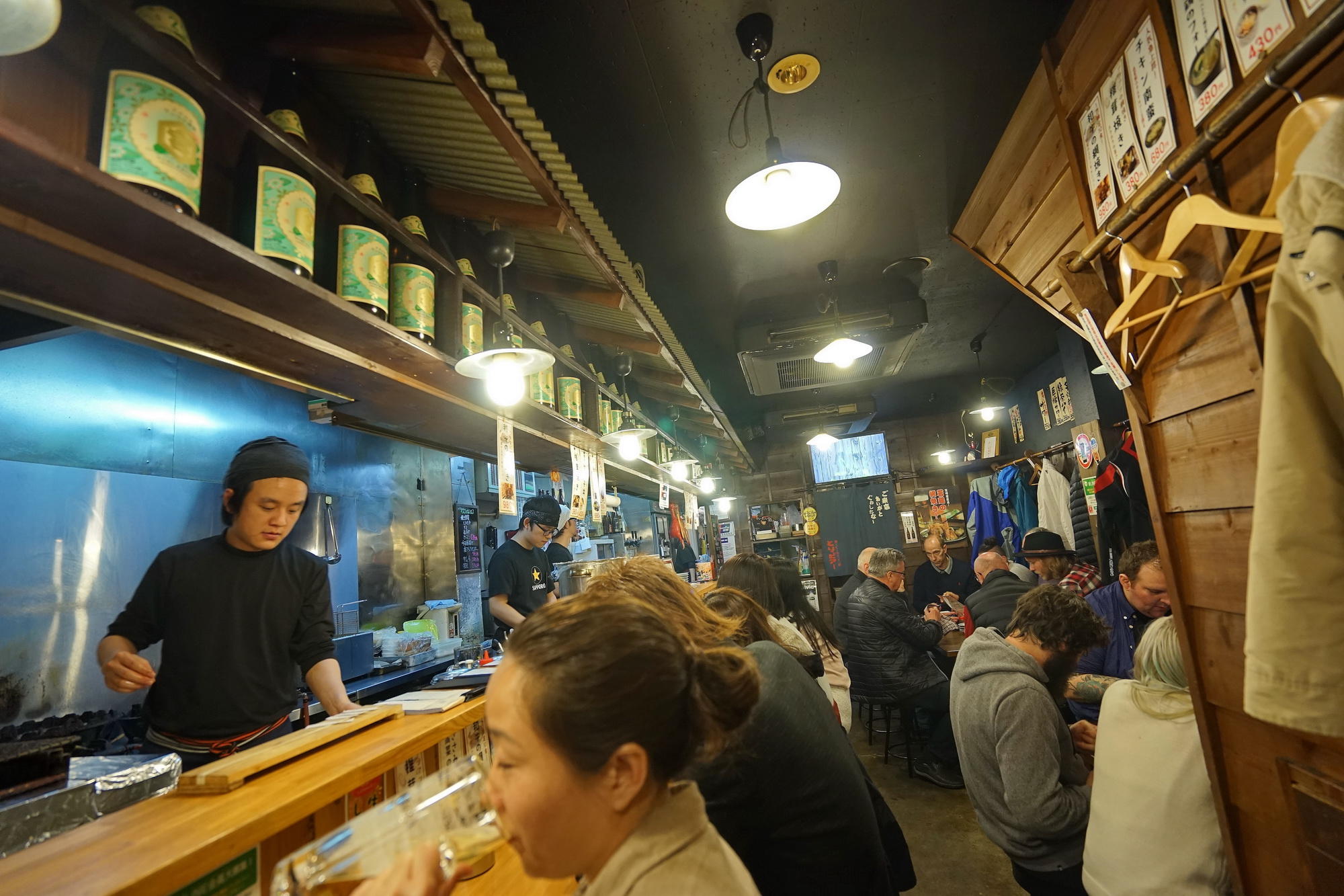 东京雨夜走进烧烤店店员中国人招牌菜是烤鸡皮