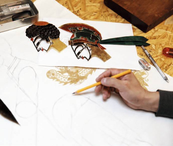 时尚 正文 皮影制作流程 皮影的制作与雕镂有着严格特殊的工艺过程与