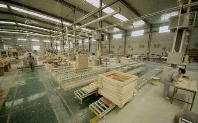 带你深入家具工厂车间看看实木家具生产过程!