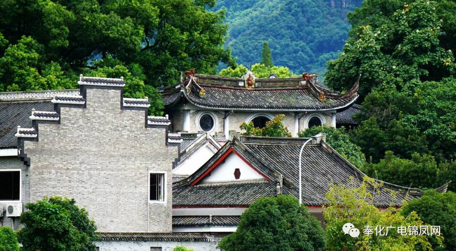 悠游 / 摄 溪口古镇的三里长街上,随处可见穿着民国服饰的学生,商贩