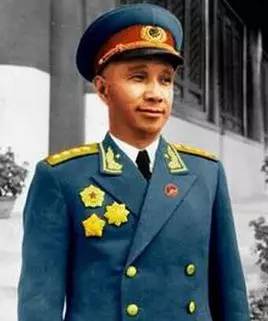 解放军总参谋长粟裕大将(1907—1984),中共福建省委书记叶飞上将
