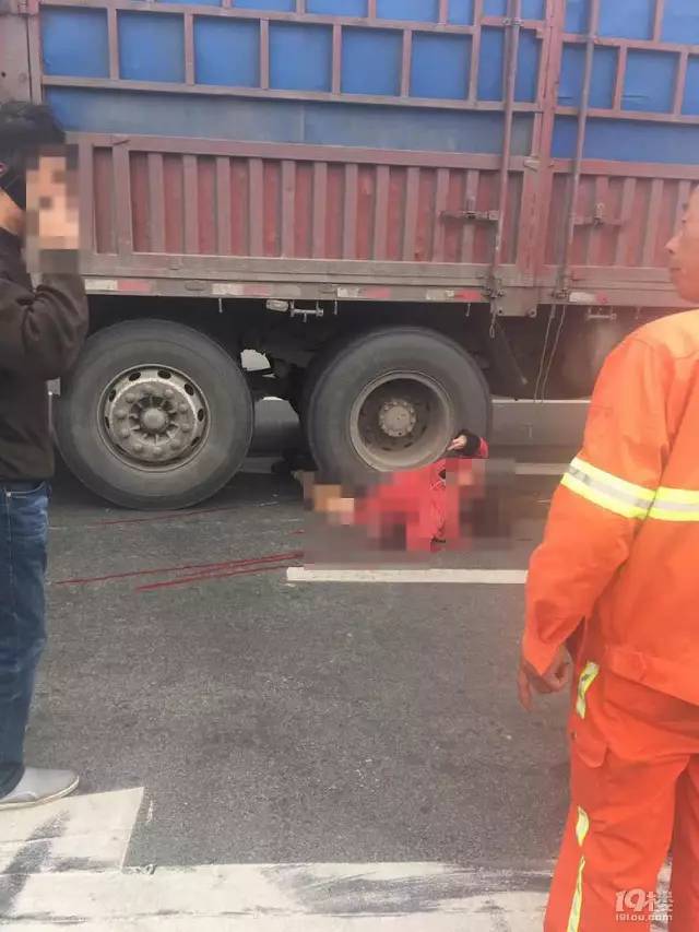 今天上午,温岭城南客运站路口,一女子被大货车