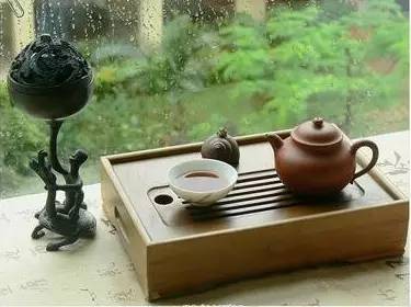 茶能静心,静神,有助于陶冶情操,去除杂念,一杯一盏间,尽是人生工夫.