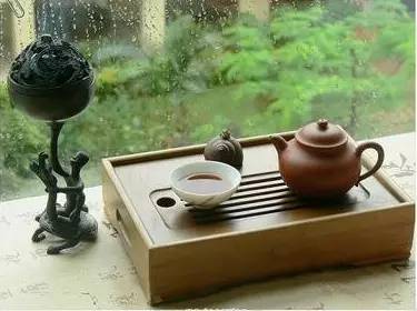 雨,带给人宁静,惆怅,沧桑的感觉,一个人,一杯清茶,看雨滴在风中翩翩