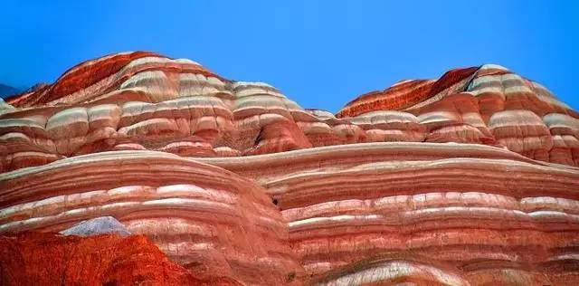 旅游 正文  张掖丹霞地貌发育于距今约200万年的前侏罗纪至第三纪.