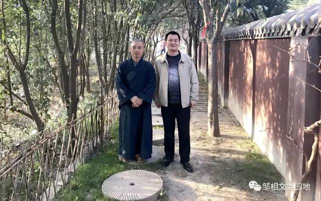 作者与恒湛法师恒湛法师,智勇双全,慈心悲愿以寺为家,上弘下化弘扬