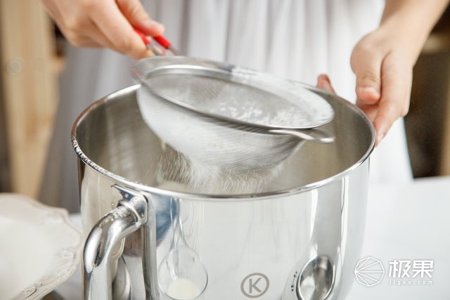 暖男靠1神器让女神投怀送抱，先俘虏她的嘴