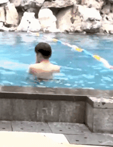 王俊凯游泳时被偷拍,愤怒到向摄像机泼水!