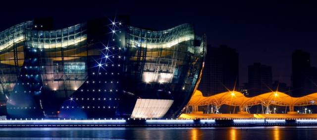 徐州音乐厅位于云龙湖北岸,包括音乐厅,室外演出广场,音乐厅