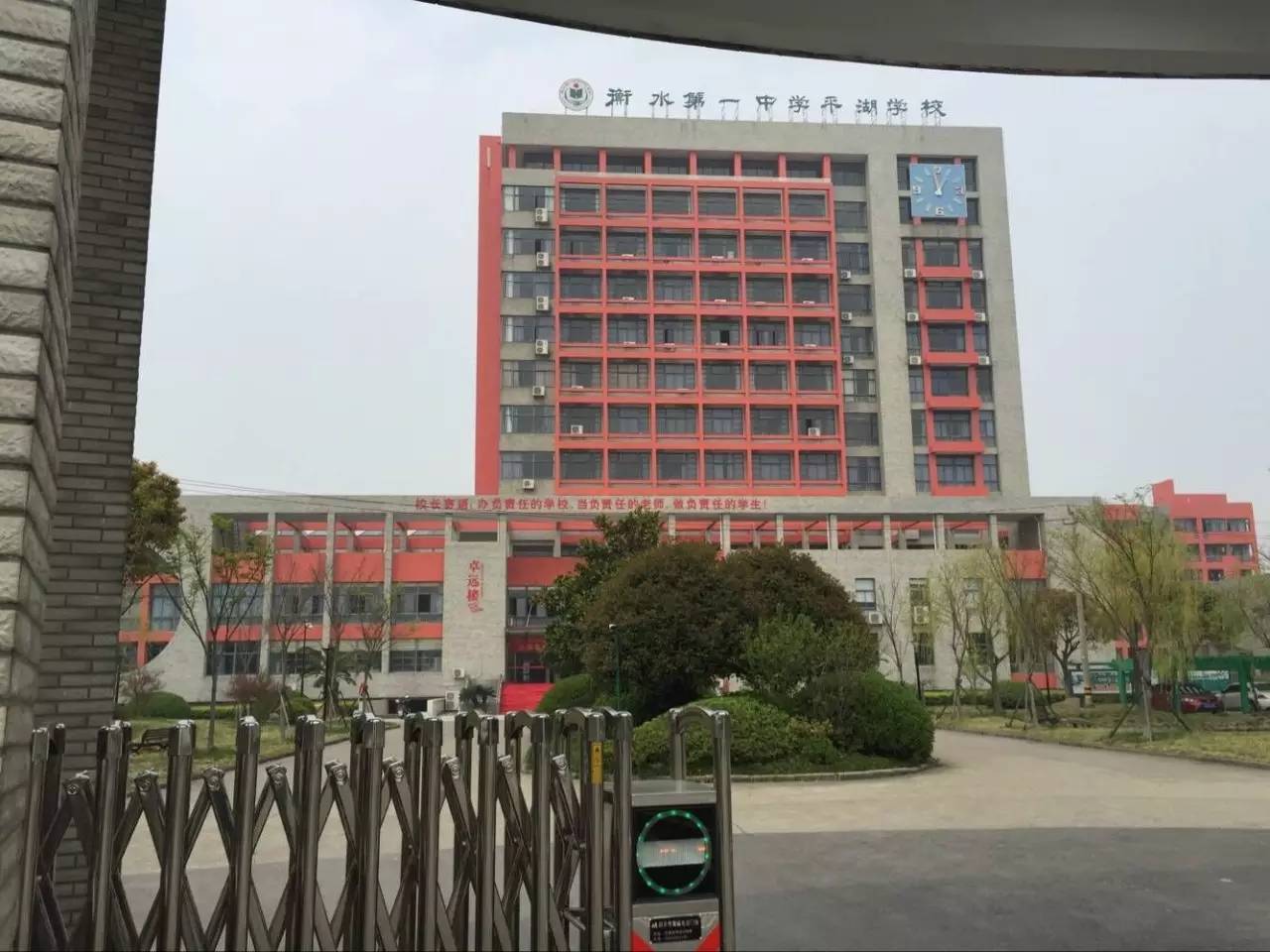 记者来到衡水第一中学平湖学校,学校位于平湖市乍浦镇,由乍浦高级中学