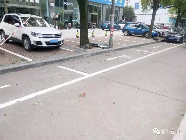 最近市民在市区停车线上发现,原先路边的公共停车位如今都增加了 地面