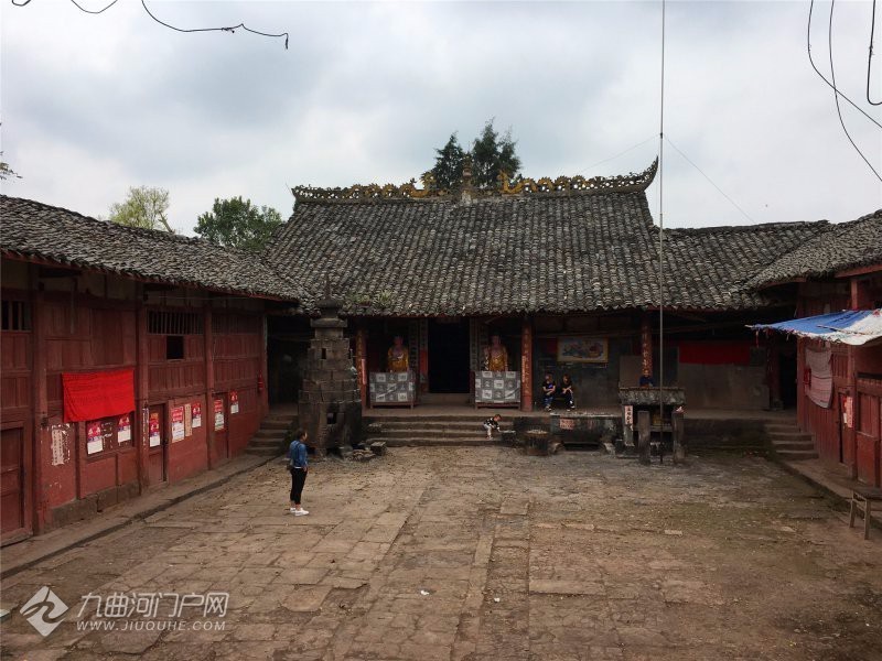 登顶雁江区最高点丹山镇巍峰山,山门竟刻有西游记等故事人物形象!