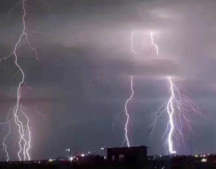 随后三道天雷划破贵阳上空瞬间电闪雷鸣,风雨交加昨晚贵阳及周边地区