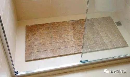 方形的淋浴房只要中间比四周高就行,做半圈一圈的都行,装两个地漏排水