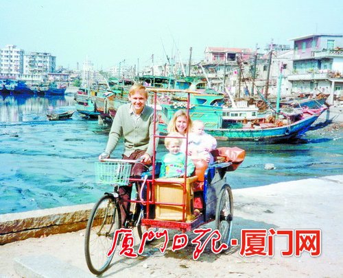 1988年,刚来厦门的潘维廉骑车带家人游沙坡尾避风坞.