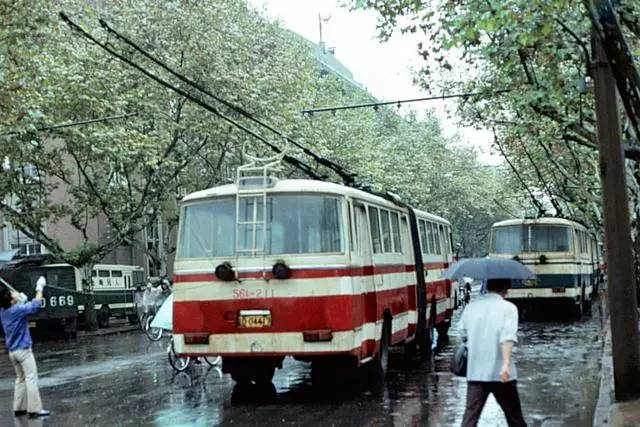 杭州,无轨电车,1983年.【摄影:leroy w. demery, jr.】