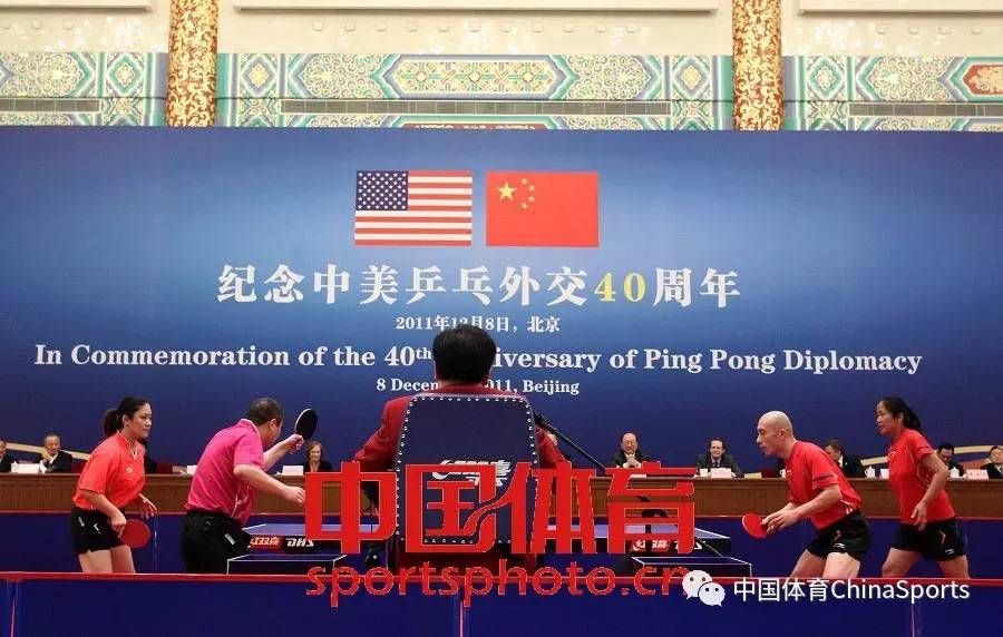 图为在2006年纪念"乒乓外交"35周年活动上,美国乒乓球老运
