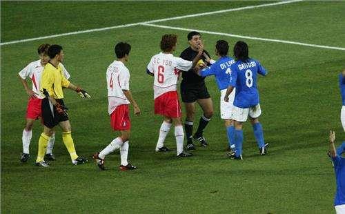 2002年韩日世界杯韩国队的裁判黑哨有多黑?