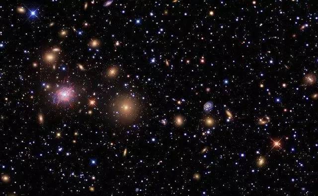 宇宙中包含约1000亿个星系
