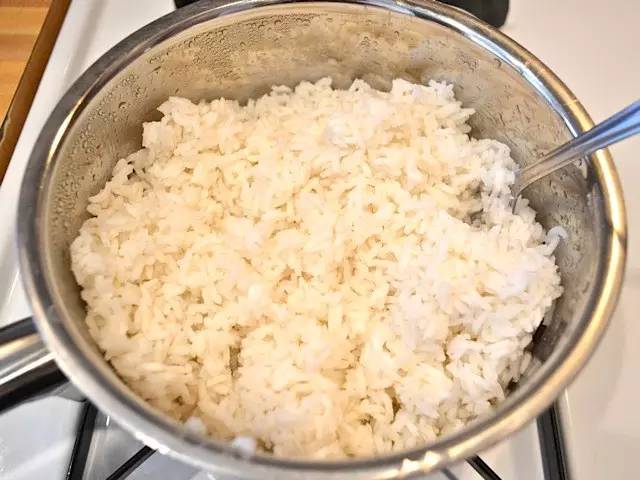米饭别再用蛋炒了，这样做一口气能吃十碗！