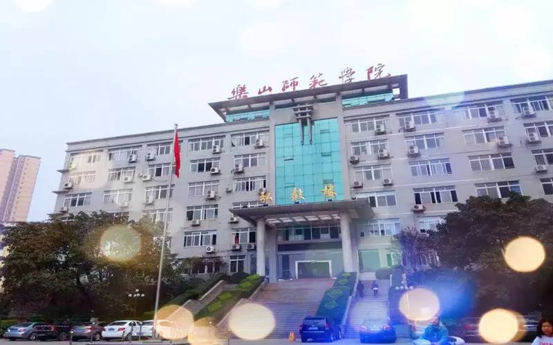 乘车指引 推荐路线1 校园风情 途径公交:1路,2路 站点:乐山师范学院