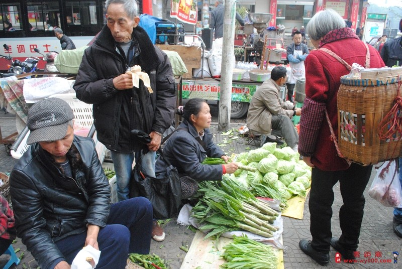 今天早上大坝口菜市场,竟有人"这样"对待卖菜老人.