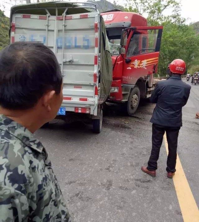 奉节石岗乡芝麻田两货车相撞,驾驶员当场死亡(内附现场视频)