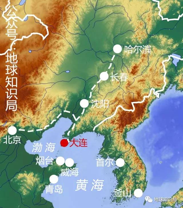 从国内角度来说,大连是哈大铁路和沈大高速公路的终端位置,是中国东北